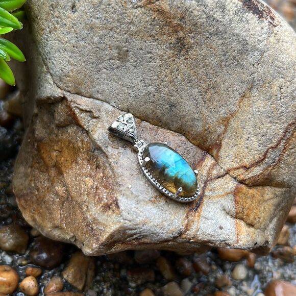 NIB Malagasy Labradorite & Peridot Solitaire Pendant, Stainless Steel Necklace - Picture 4 of 12